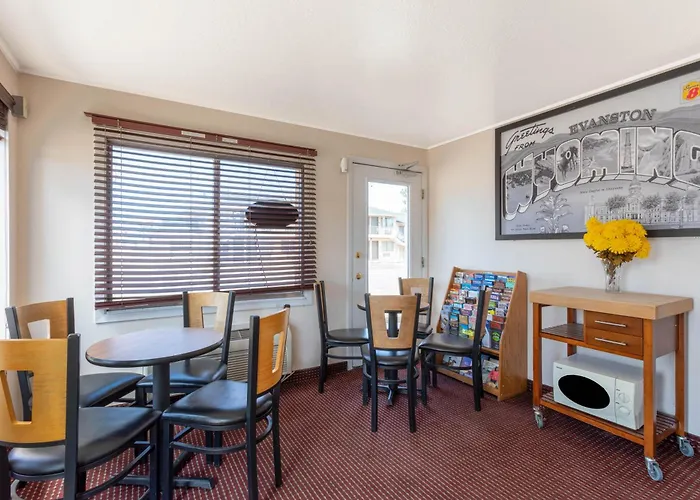 Super 8 By Wyndham 3* Evanston