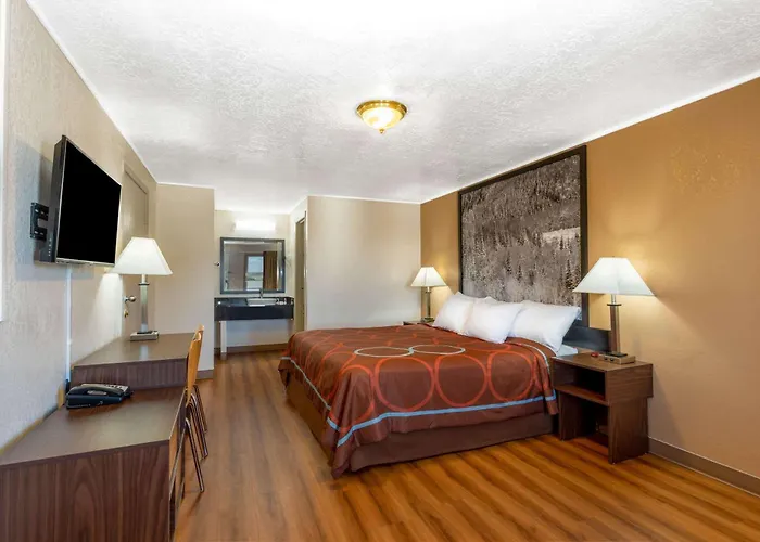 Super 8 By Wyndham Evanston