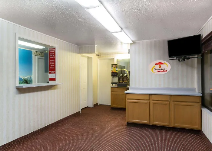 Super 8 By Wyndham Hotel Evanston