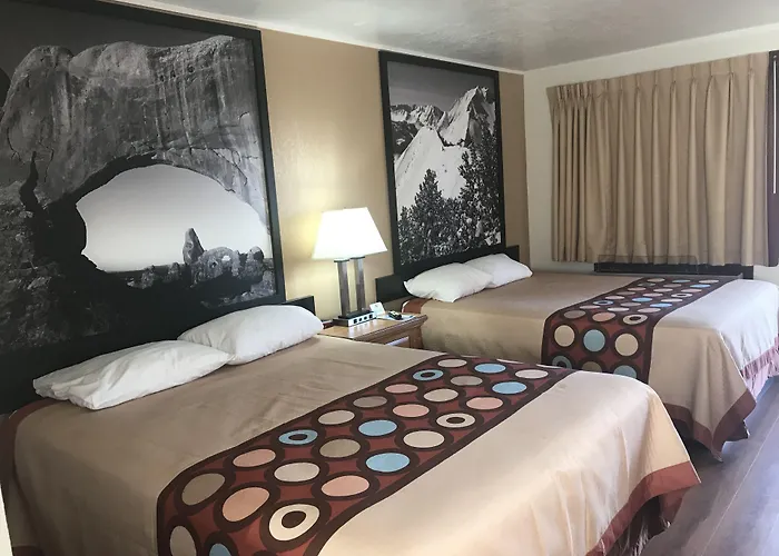 Super 8 By Wyndham Evanston