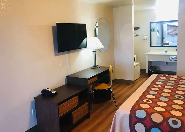 Super 8 By Wyndham Evanston