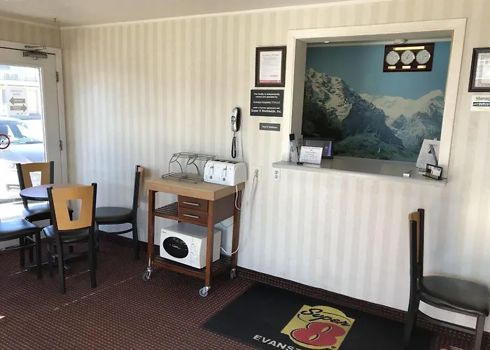 Super 8 By Wyndham Hotel