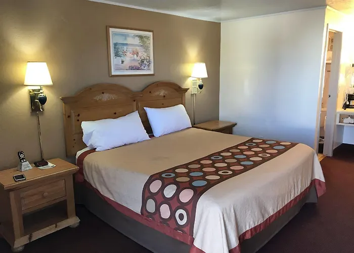 Super 8 By Wyndham Evanston